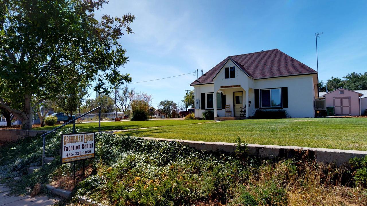 Hot Tub And Grandma'S Cottage, Charming And Nostalgic Blanding Exterior photo